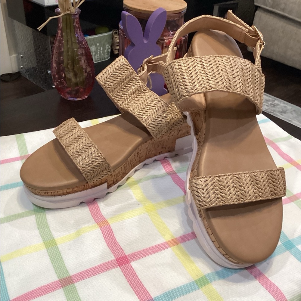 GUC - Dream Pairs - Raffia Platform Wedge Sandals - Size 10!!! Worn Once!!!!!!